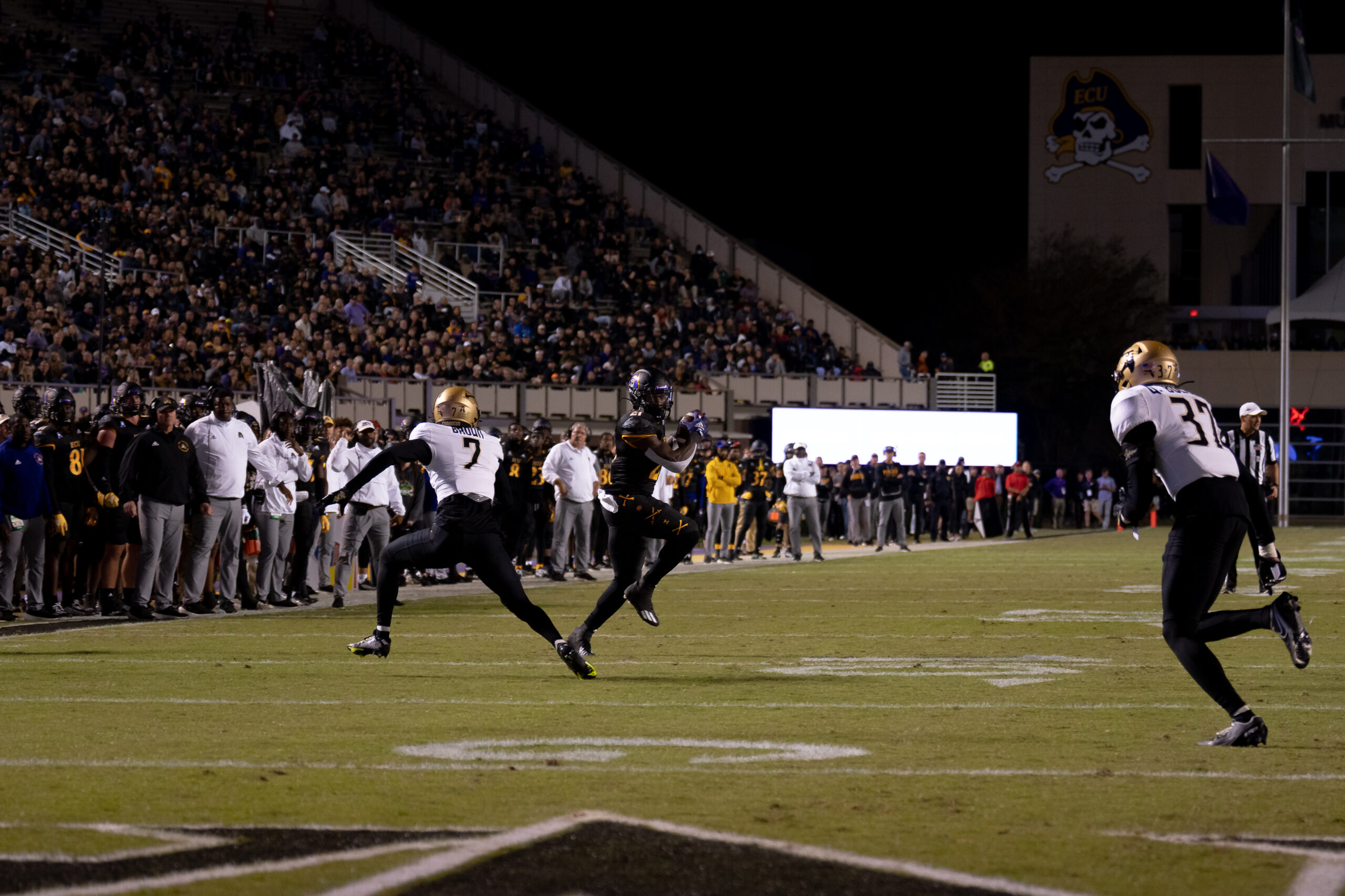 My First ECU College Football Photography Assignment 19 ECU and UCF players lined up for a snap